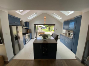 Ascot stunning and modern 4 bedroom town house with 156 sq ft garden office 28